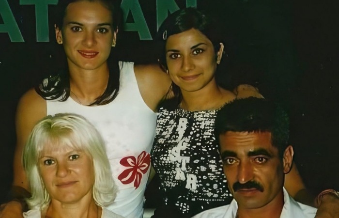    Елена Исинбаева в кругу семьи: родители и младшая сестра Инна.