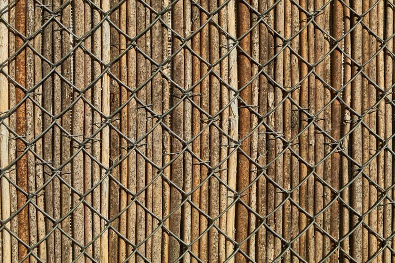 Источник изображения - https://thumbs.dreamstime.com/b/metal-reed-fence-background-metal-reed-fence-background-texture-194753303.jpg