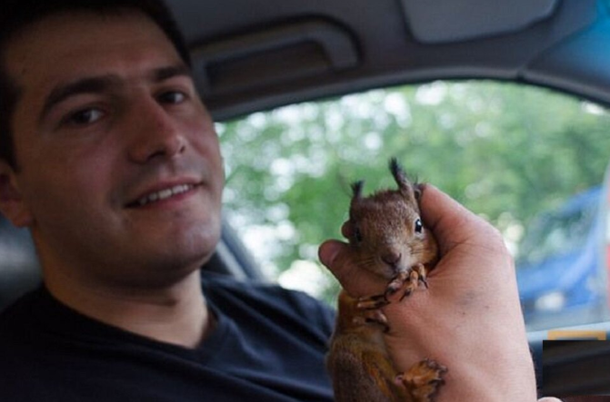 Солдат с пушистым напарником — как служивый и спасённый им бельчонок покорили всю страну