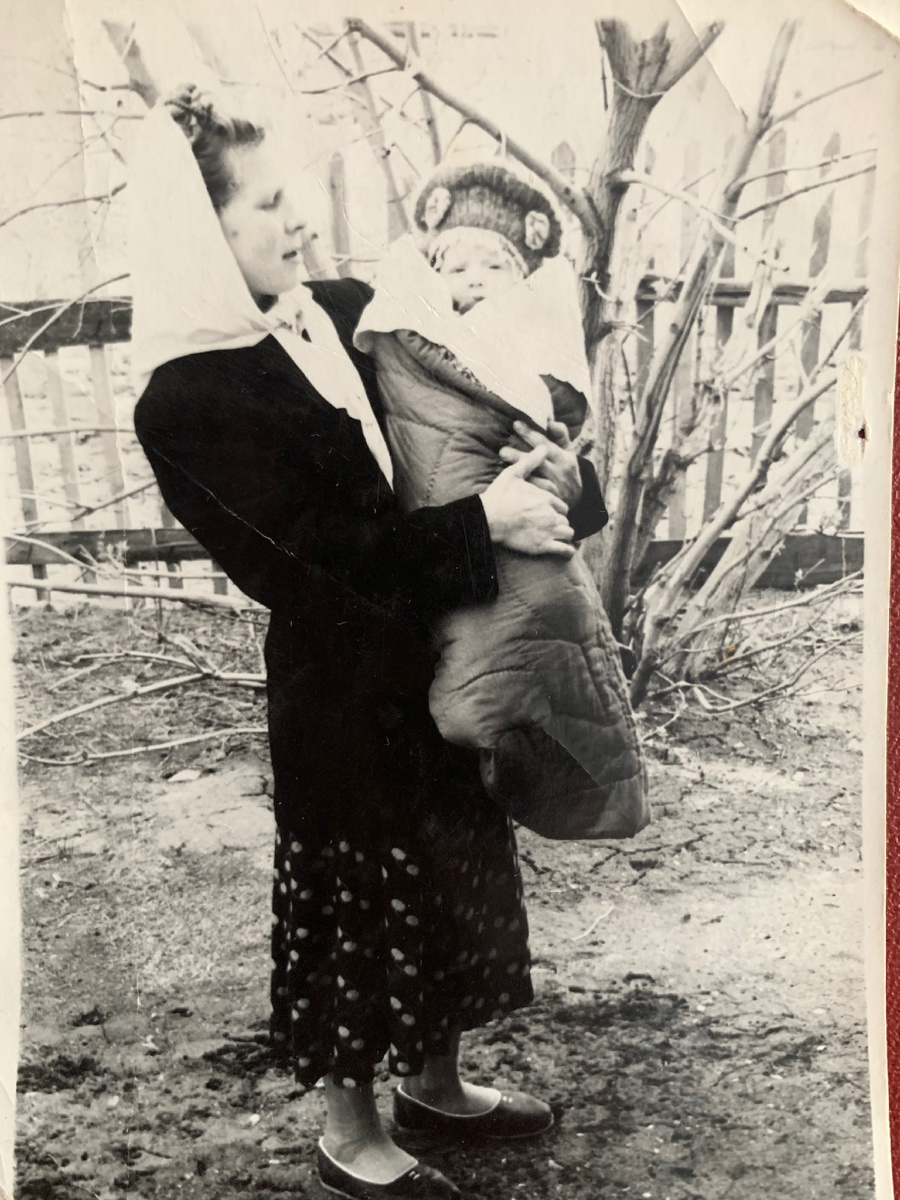 Бабушка Шура держит на руках мою маму 