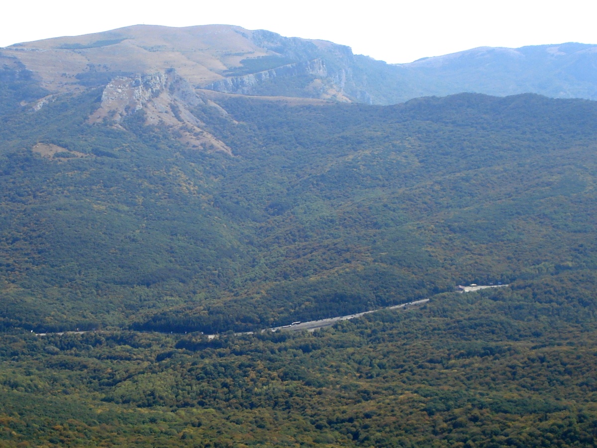 Вид на дорогу с вершины горы. Фото автора. 