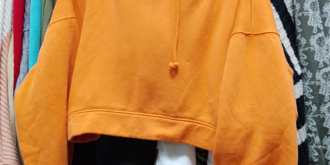 Варианты ярких толстовок из секонд хенда для весеннего похода