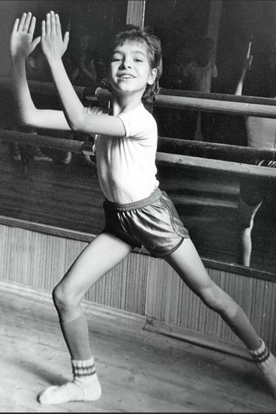    Детство, заложившее фундамент артистической карьеры.