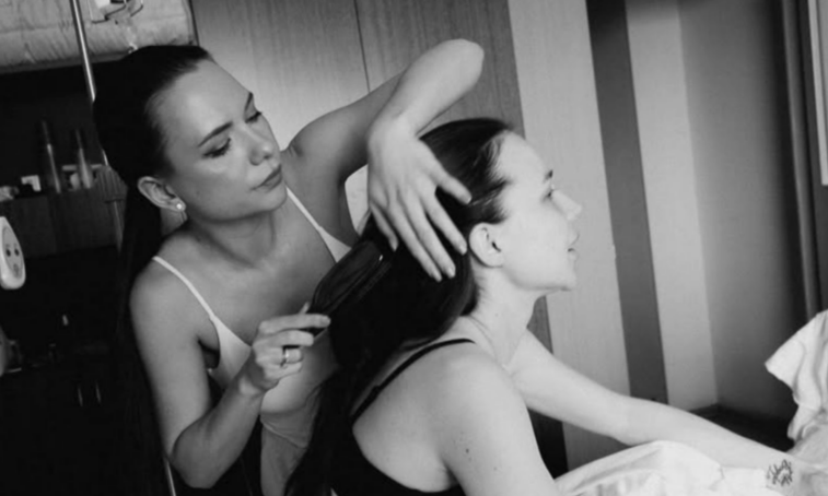    Блогерша в кругу близких.