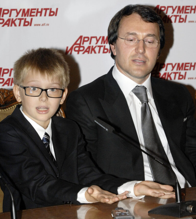    Рядом с отцом: Дени Байсаров в юности.