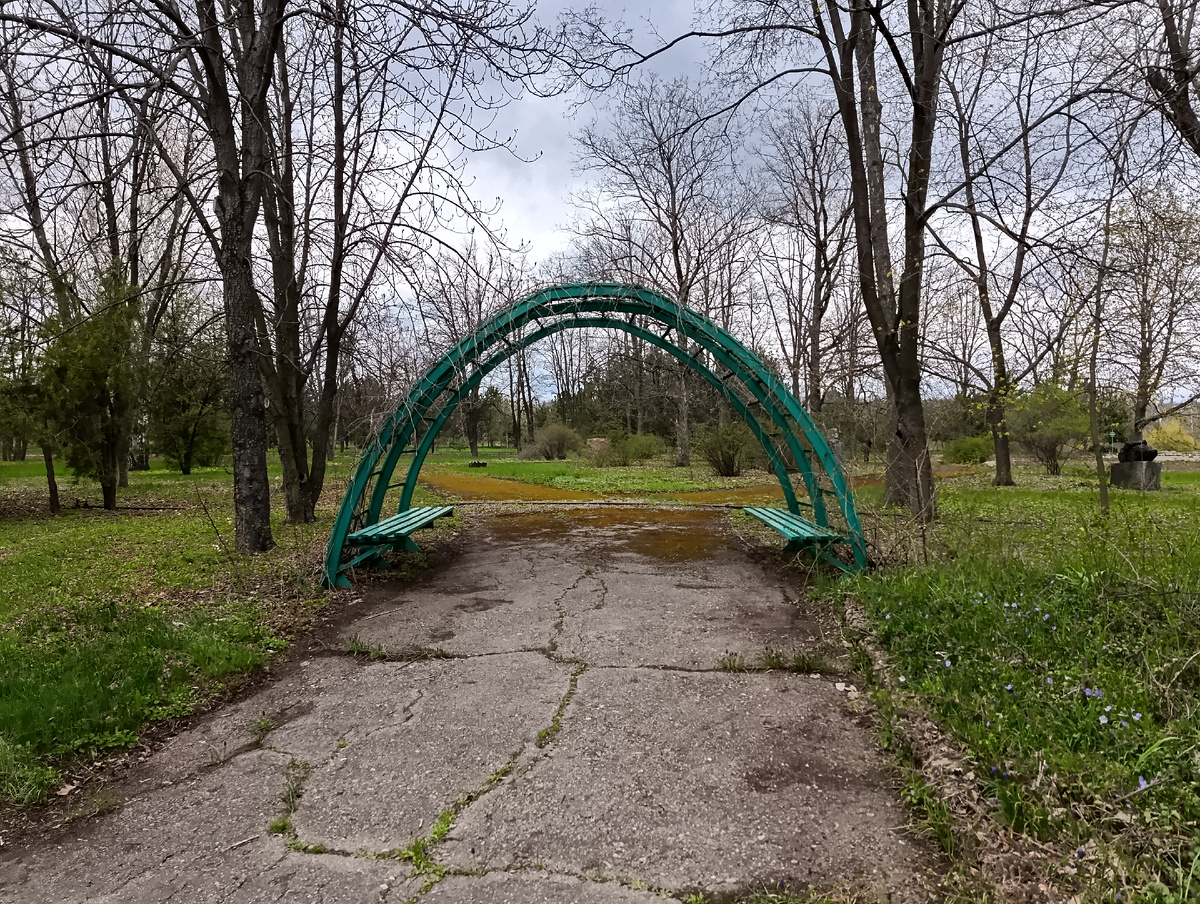 Арка с лавочками.