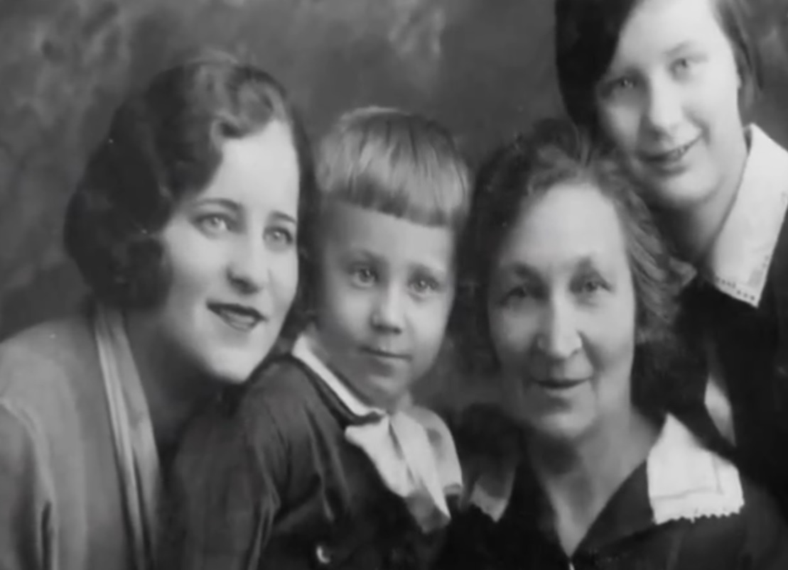   Леонид Дербенёв с семьей. Кадр из фильма «Леонид Дербенёв. Этот мир придуман не нами», Первый канал, 2016 г.