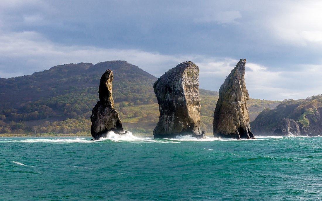 2. Три кекура на входе в Авачинскую бухту под названием "Три брата"