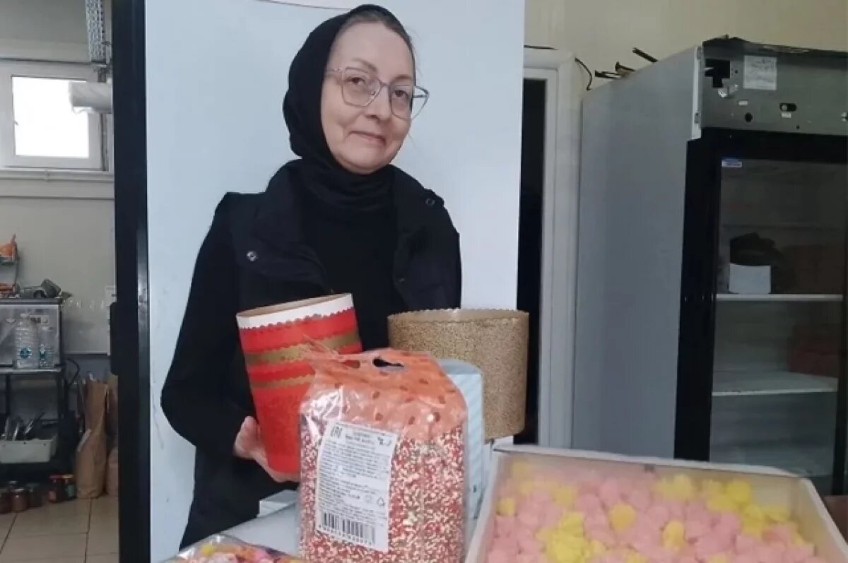    Послушница Фотиния готовит куличи по старинному монастырскому рецепту.