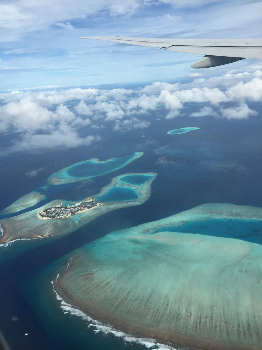 Мальдивские острова из иллюминатора самолета выглядят вот так ☝️