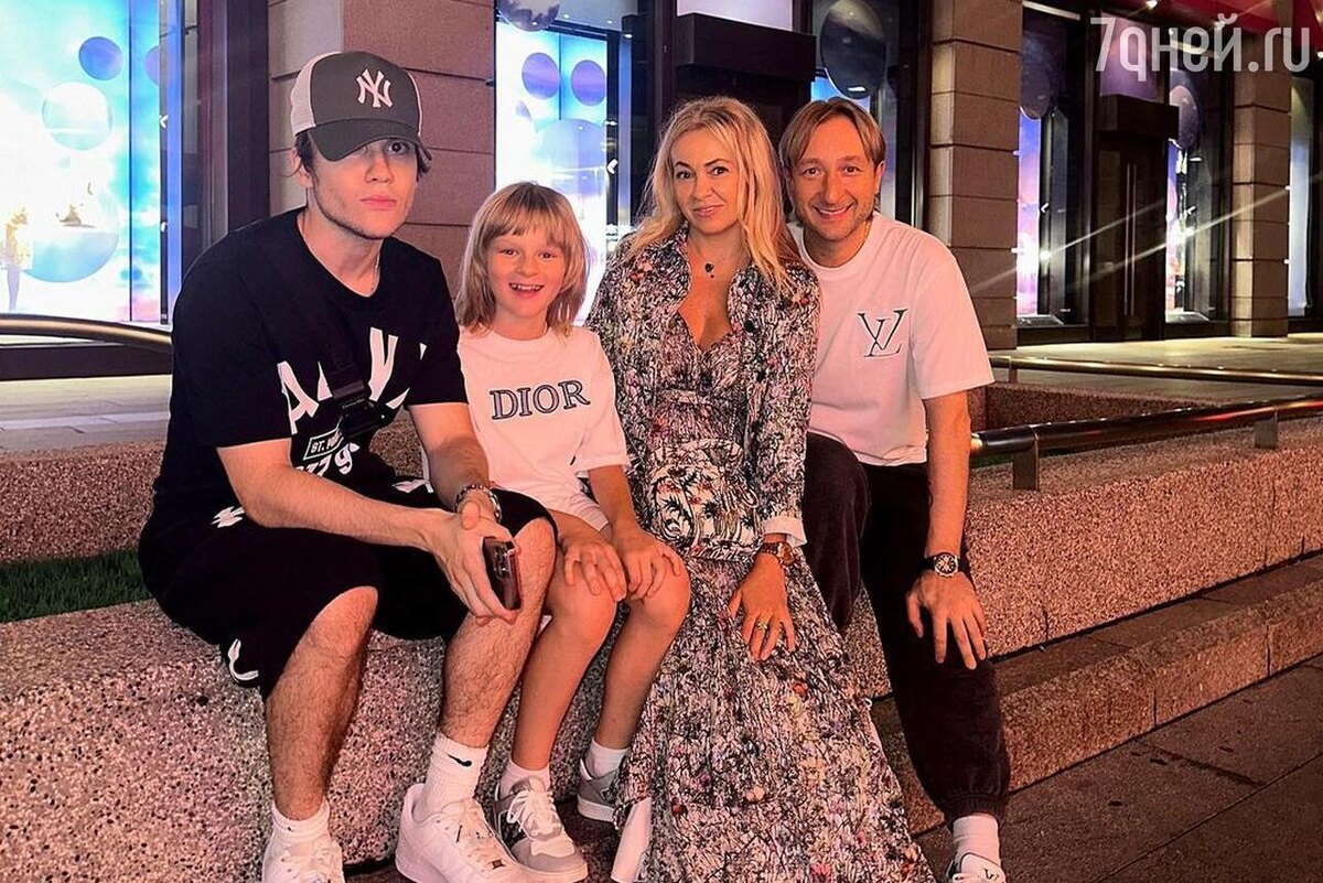    Яна Рудковская с мужем и сыновьями: Сашей и Николаем Социальные сети
