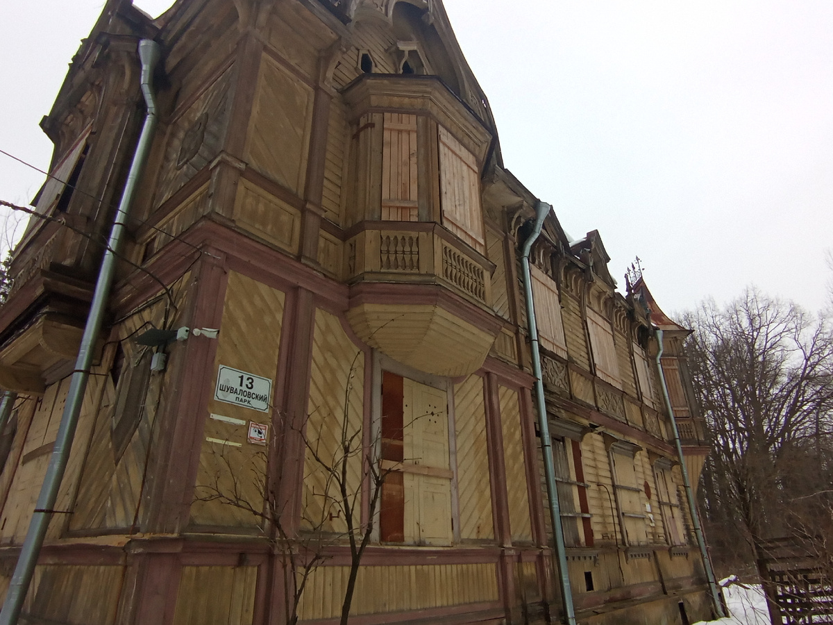 На доме теперь даже есть официальная табличка с адресом... 