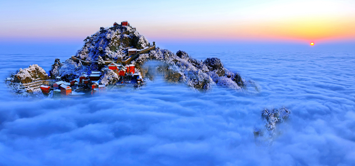 В горах человек становится «бессмертным». Древняя мудрость китайского иероглифа гласит, что гора Удан — это не просто гора, а гора, в каждом камне и дереве которой воплощена философия «следования естественному пути». 