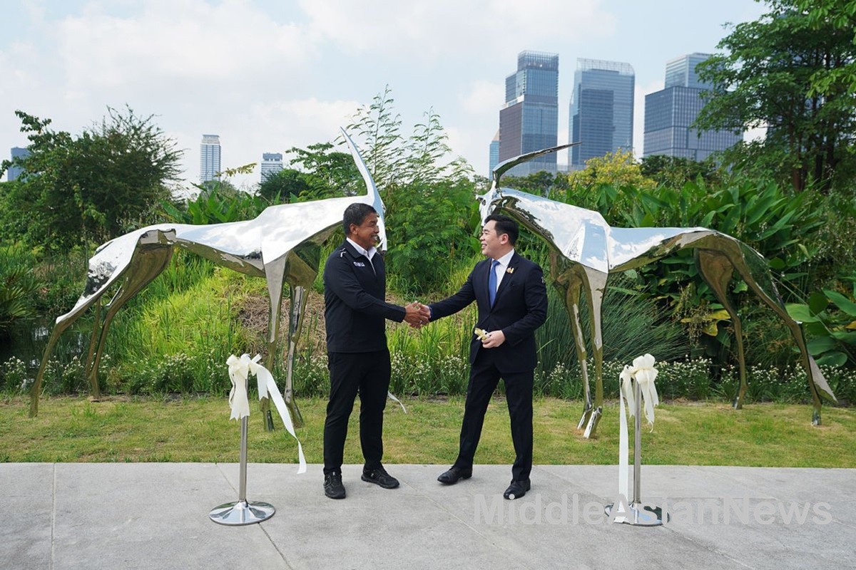 В парке Бенчакитти в районе Клонг Тоей губернатор Бангкока Чадчарт Ситтипунт пожимает руку послу Монголии в Таиланде Төмөру Амарсанаа после открытия скульптуры из нержавеющей стали «Два жеребца», созданной монгольским художником и символизирующей тайско-монгольскую дружбу.