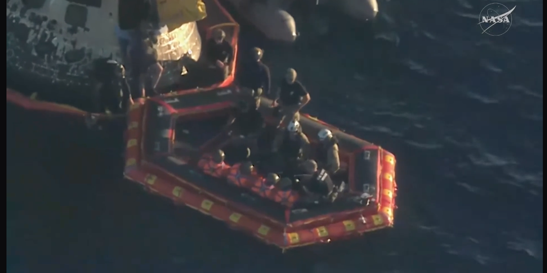 383. Мы так и не увидели, кто именно вернулся из лунного путешествия