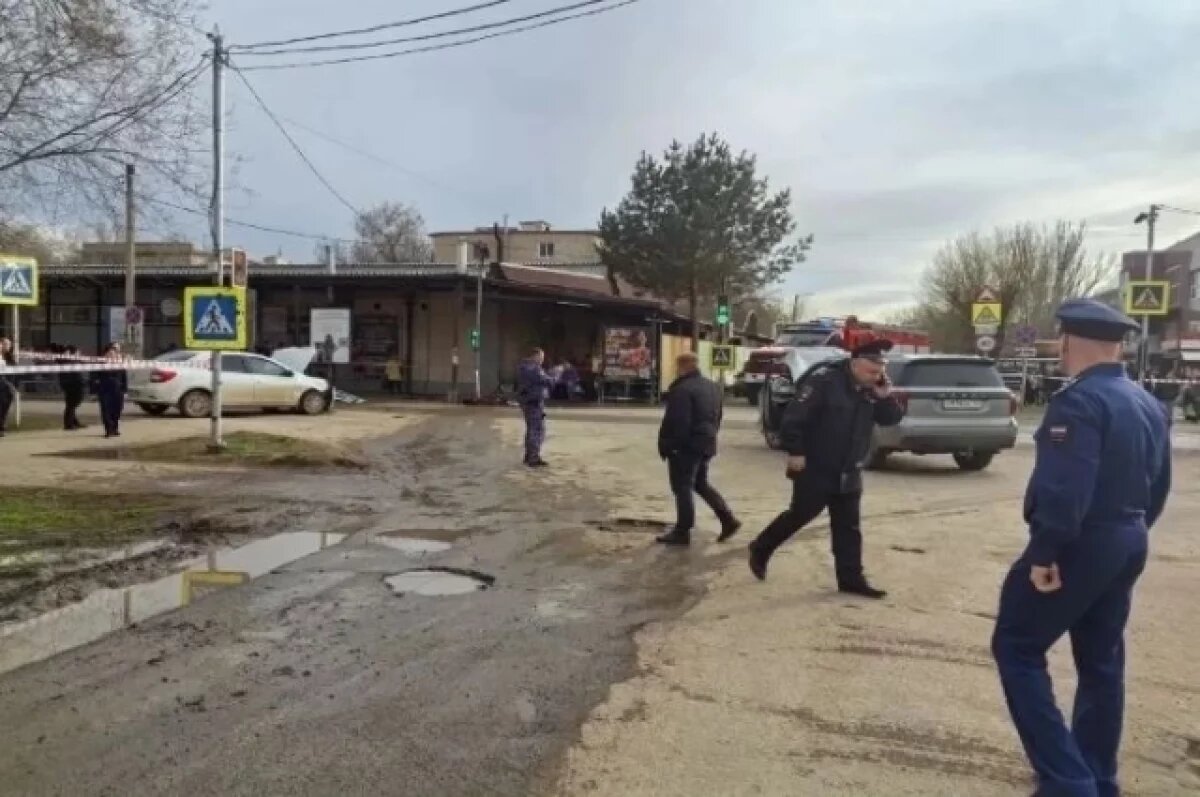    В Ахтубинске машина после удара сбила пешеходов и велосипедиста