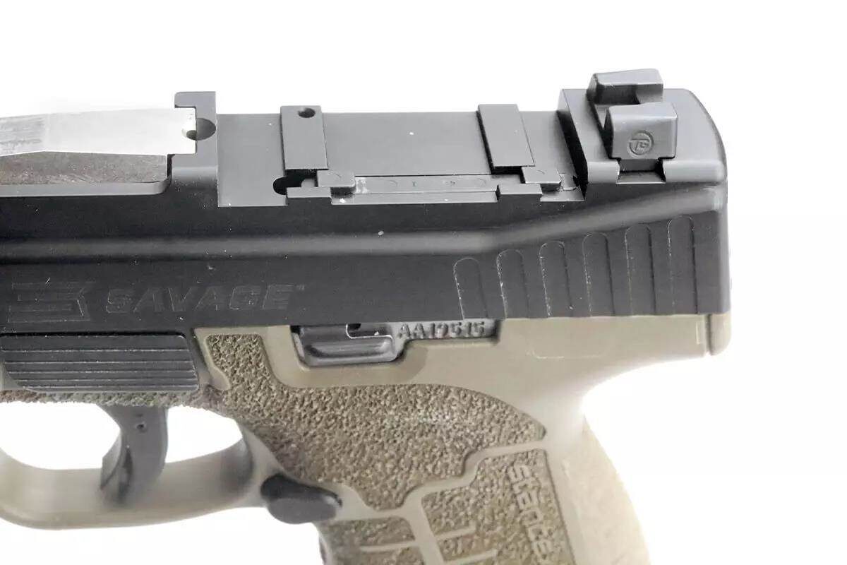 Накладка QRO крепится на «ласточкиные хвосты». Выступы с пружинным механизмом входят в пазы нижней части накладки, обеспечивая надёжную фиксацию пластины и оптики.