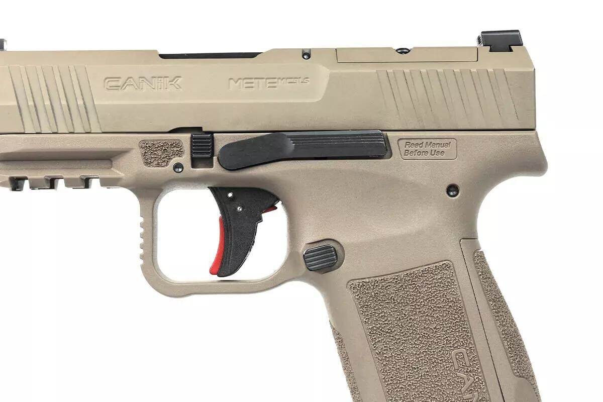 Двусторонний фиксатор затвора увеличен и сдвинут назад для удобства доступа. Кнопка извлечения магазина также двусторонняя.