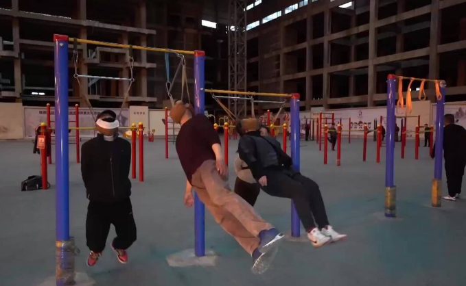 Мужчина 40 плюс оккупируют тренажерные площадки