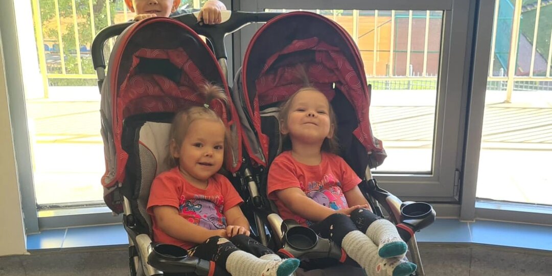 Томичи могут помочь Варваре и Василисе с ДЦП начать ходить