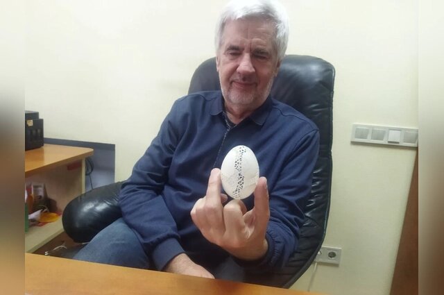    Анатолий Тищенко с одной из своих работ. Фото: Из архива/ Наталья Дремова