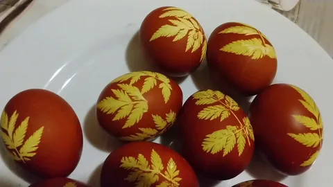 Как покрасить яйца луковой шелухой?