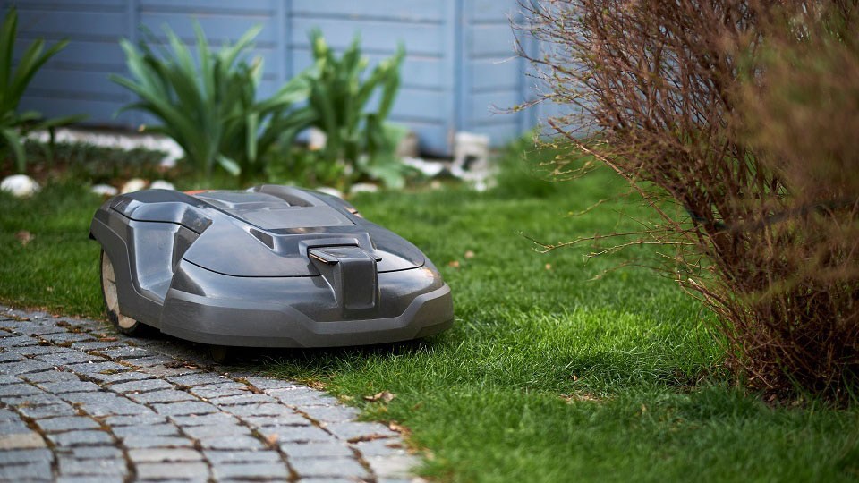 Лучшие роботы-газонокосилки. Фото: UlfsFotoart / Shutterstock / Fotodom