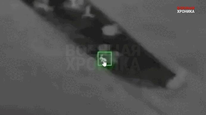    Удар по украинской огневой группе. К слову, до сих пор не совсем понятно, направляет ли дрон в цель оператор или алгоритмы машинного зрения. Видео: ТГ-канал "Военная хроника"