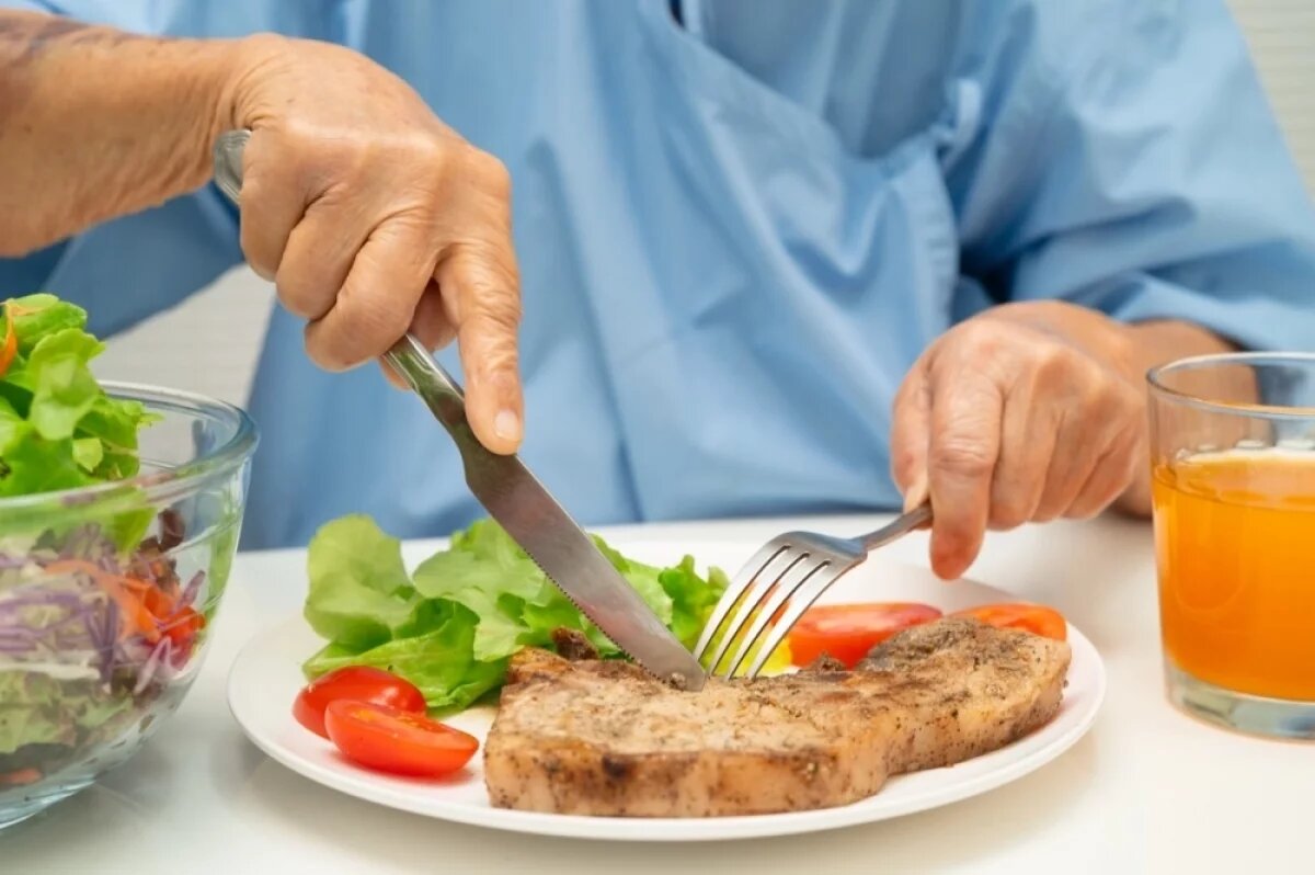    Пожилым людям становится важно, какой именно белок попадает в их организм. Пожилому человеку порой трудно не только разжевать, но и переварить обычный кусок вареного или жареного мяса.