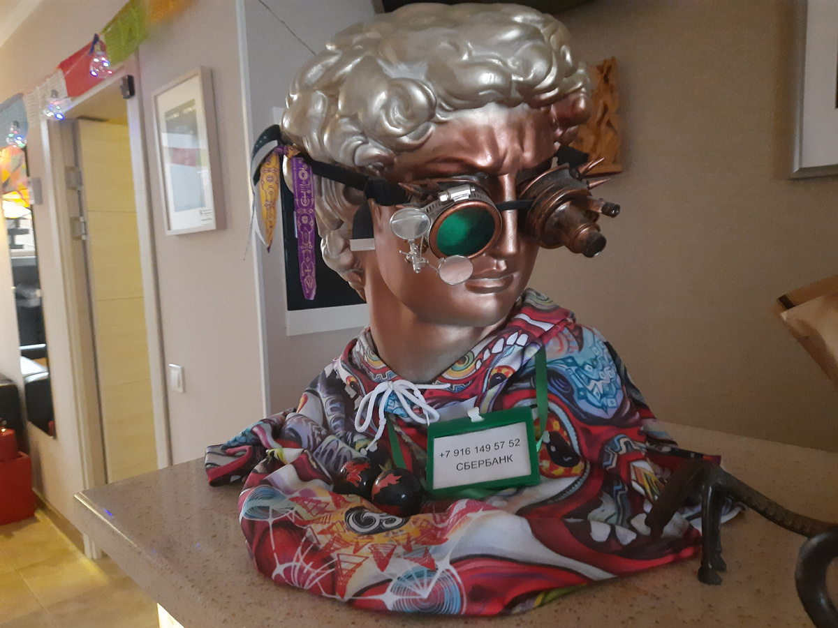 В фойе гостевого дома)