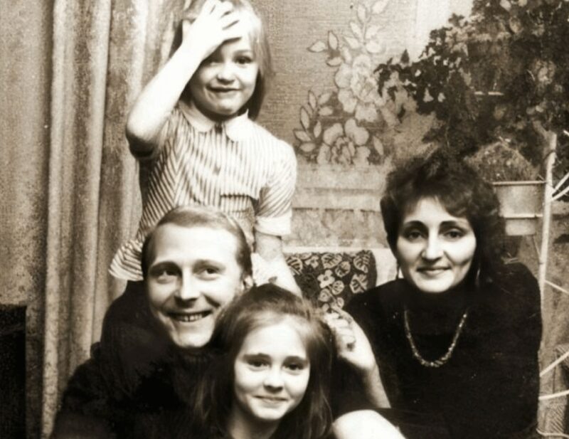    Анна Казючиц в детстве с родителями и младшей сестрой.