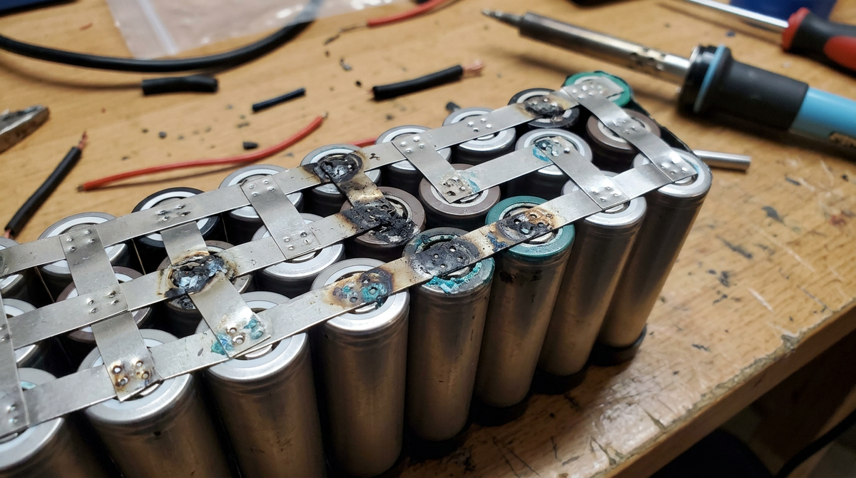 Плохая точечная сварка и отсутствие изоляции между ячейками аккумулятора электросамоката — причина возгораний