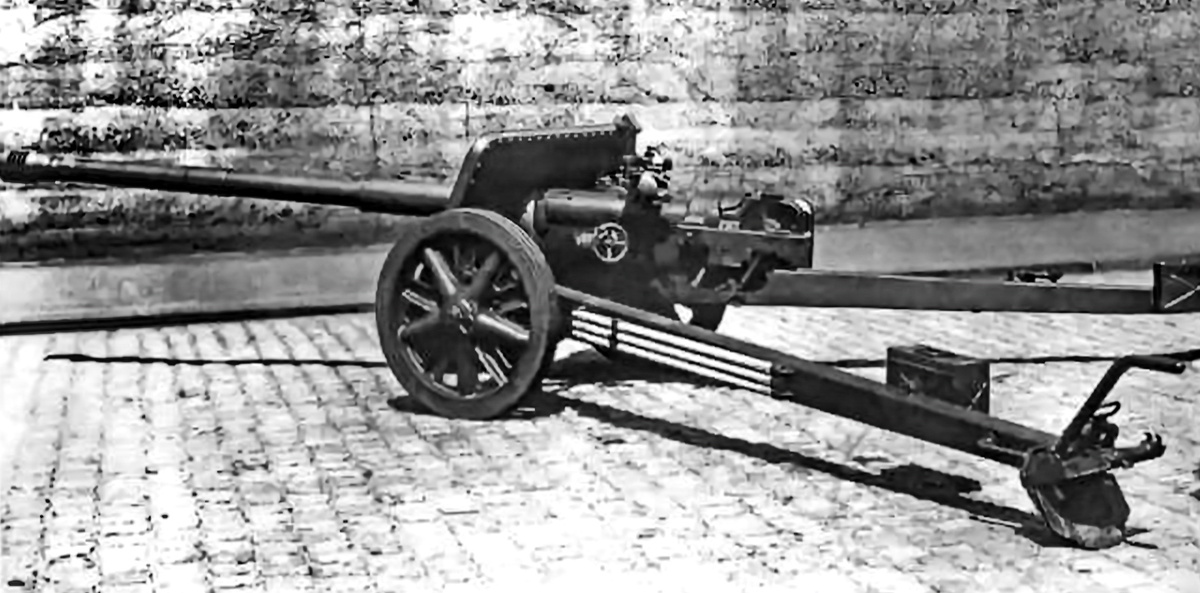 орудие 7,5 cm Pak 41 в заводском дворе. На левой станине закреплён банник для чистки ствола, разобранный на 3 части.