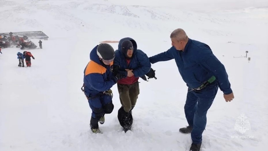    Сотрудники МЧС проводят спасательную операцию на Авачинском вулкане Автор фото: ГУ МЧС по Камчатскому краю