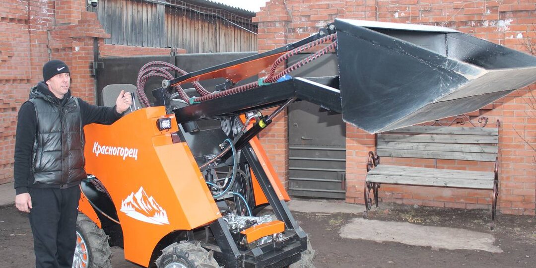 Ужурский умелец Александр Дош собрал мини-трактор своими руками и уже испытал его в деле