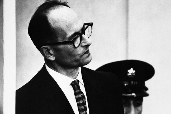 Адольф Эйхман в будке из пуленепробиваемого стекла во время суда в здании Бейт Хаам в Иерусалиме, Израиль, 1961 год / AP   📷