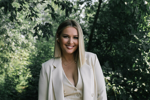 Актриса Мария Кожевникова на съемочной площадке сериала «Универ. 15 лет спустя» / пресс-служба ТНТ   📷