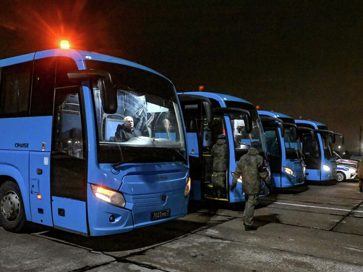    Автобусы с российскими военнослужащими, возвращенными из украинского плена | © РИА Новости / Михаил Воскресенский