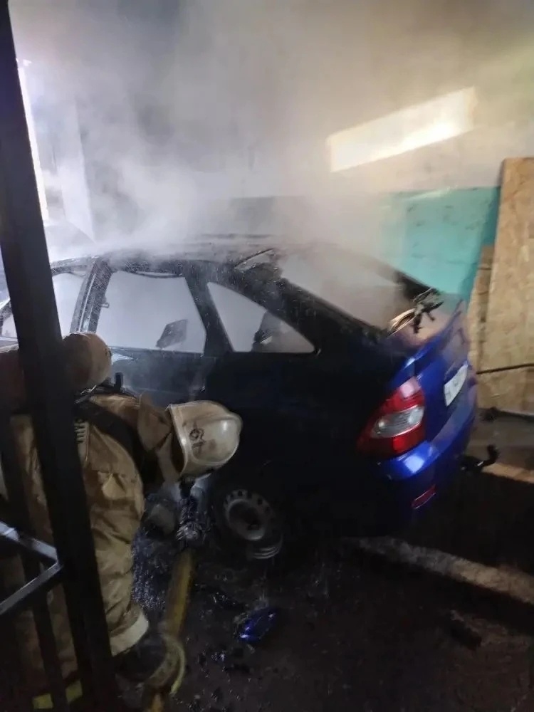    Автомобиль сгорел в гараже в БеломорскеГосударственный комитет Карелии по ОЖ и БН