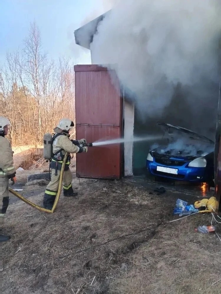    Автомобиль сгорел в гараже в БеломорскеГосударственный комитет Карелии по ОЖ и БН