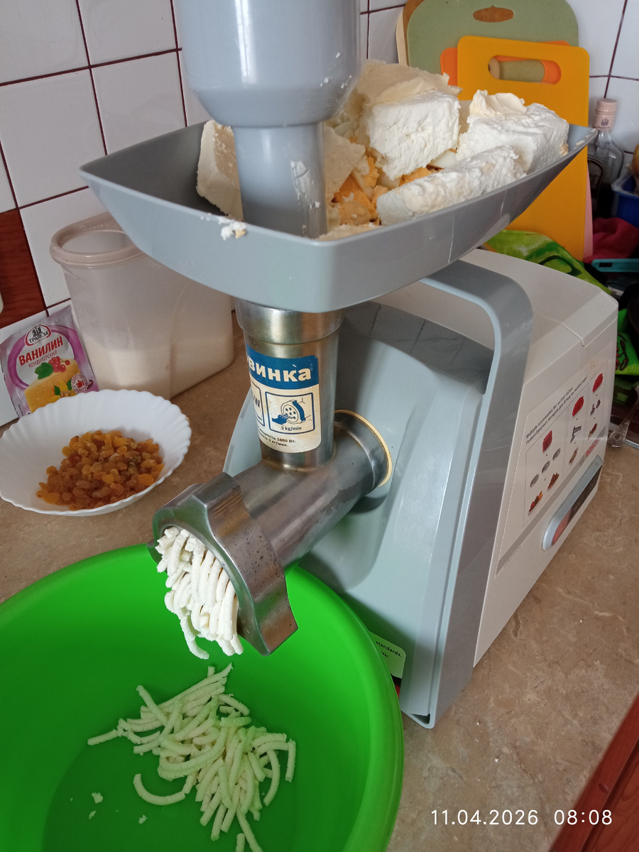 Крутим яйца, творог и масло