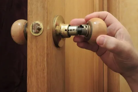 Как снять круглую ручку-кноб?