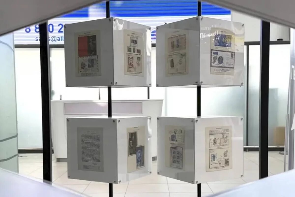    В аэропорту Хабаровска выставили марки с автографами первых космонавтов