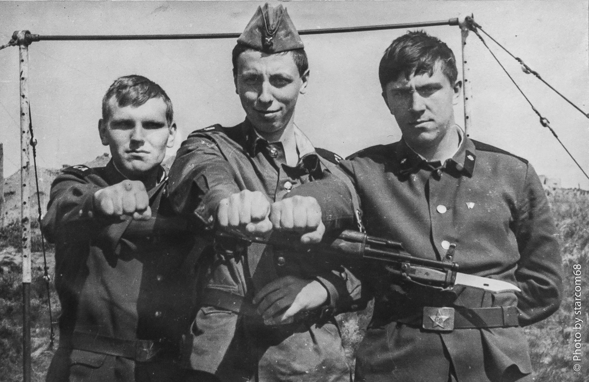 Три богатыря: рядовые Илья Першин, Леонид Сумин и Евгений Савинов на КП 51-го радиотехнического полка (ртп) 19 корпуса 4 армии ПВО