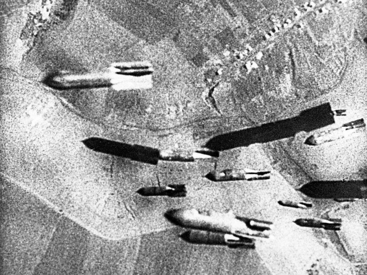    Фашистские авиабомбы падают на советскую землю | © РИА Новости / РИА Новости