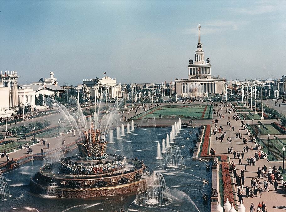 взмыли в небо дома и возник настоящий город в котором нет нищих и бездомных, нет пробок на дорогах