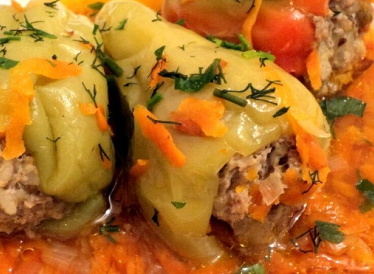 Фаршированный перец, тушенный в овощном рагу