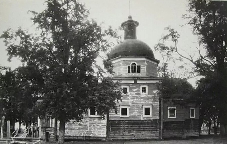 Общий вид с юга. Фото Всехсвятской деревянной церкви, выполненное в 1948-1952 гг. С сата: pastvu.com
