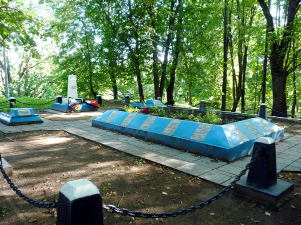 Братское захоронение советских воинов, погибших в Великую отечественную войну. 
Фото: nathalie_zh/LiveJournal
