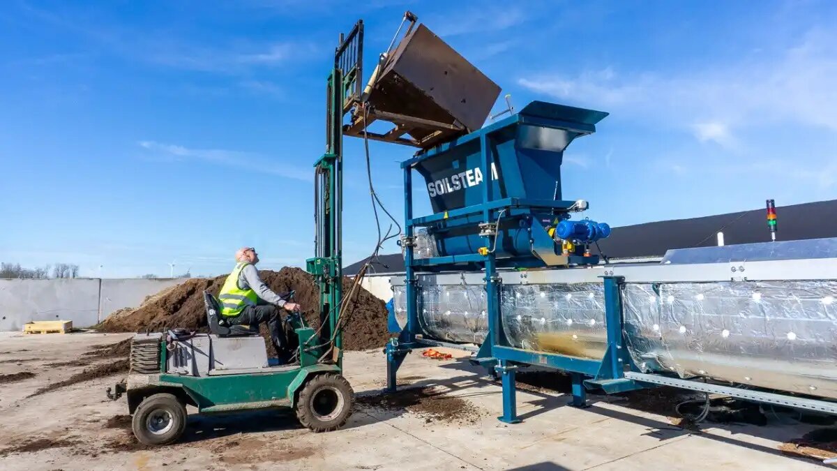 Фото:Арлетт Саймонсма
Эксперимент по обработке субстрата паром для повторного использования проводят на бельгийской ферме по производству земляники садовой
